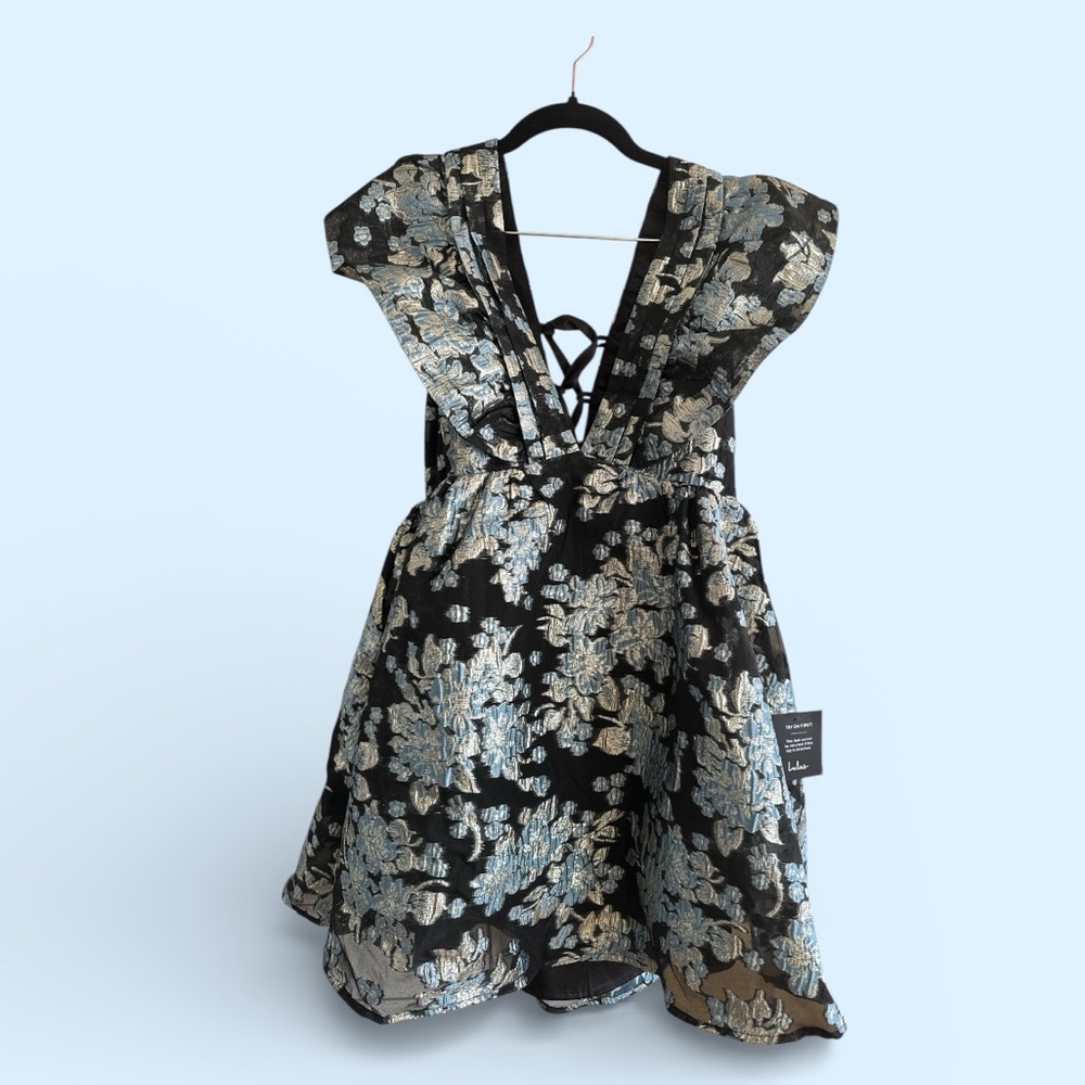 Lulu's Black and Silver  blue Floral Dress
Waist 31”
Length 31”